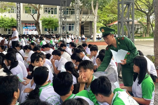 Đồn Biên phòng Phước Hải tuyên truyền Luật Biên phòng Việt Nam cho hơn 1.000 học sinh
