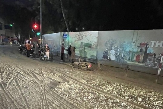 Thông tin mới về sự cố bùn nhão tràn trên phố khiến hàng loạt xe trượt ngã