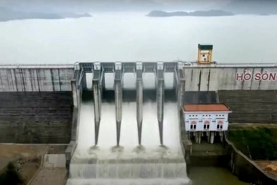 Hồ chứa nước lớn nhất Khánh Hoà mở 5 cửa van xả lũ