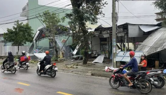 Lốc xoáy quét qua Đà Nẵng, hàng chục nhà dân hư hỏng