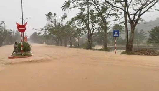 Nhiều tuyến đường vùng núi ở Huế bị ngập và sạt lở do mưa lớn