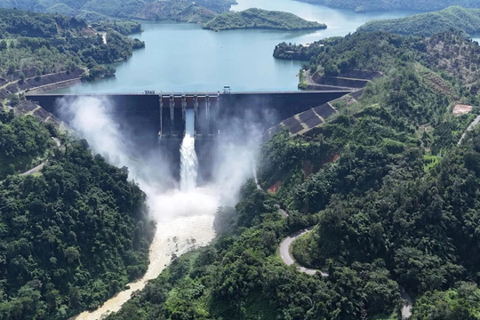 Lâm Đồng: Mưa dồn dập ngày đêm, nhiều thủy điện đồng loạt xả điều tiết