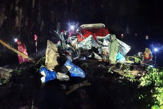 Sạt lở núi vùi lấp ôtô khách ở Khánh Hòa, 6 người tử vong