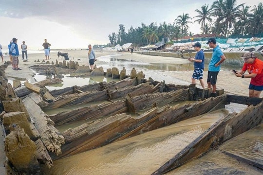 Con tàu cổ bất ngờ xuất lộ trên bãi biển Hội An