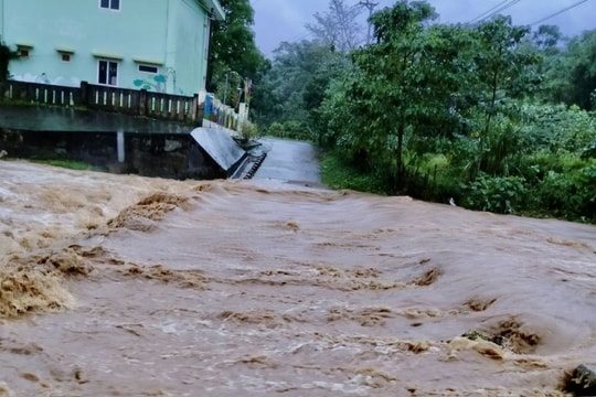 Miền Trung đối mặt đợt mưa lũ diện rộng, nguy cơ sạt lở và ngập lụt ở mức rất cao