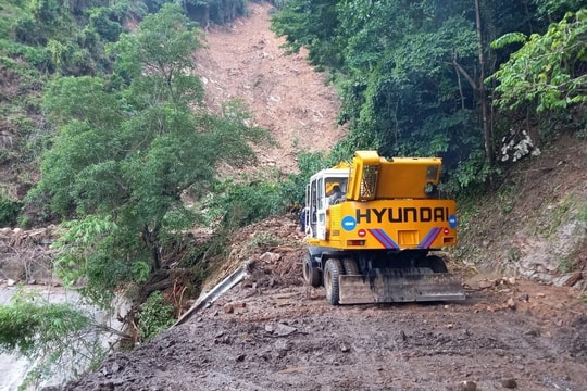 Mưa lớn gây sạt lở, ngập sâu trên diện rộng ở Khánh Hòa, nhiều tuyến giao thông bị tê liệt