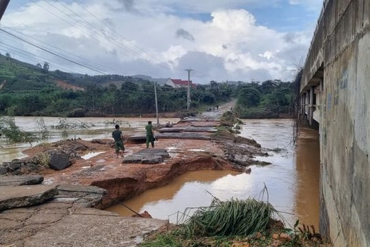 Đắk Lắk thiệt hại nặng do mưa lũ, hàng trăm nhà ngập và nhiều công trình hư hỏng