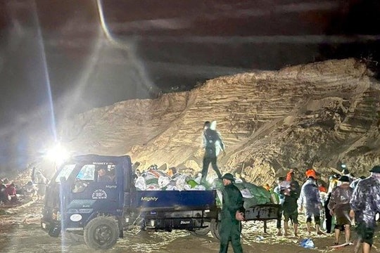 Hơn 500 cán bộ, chiến sĩ xuyên đêm ngăn sạt lở kè An Lương