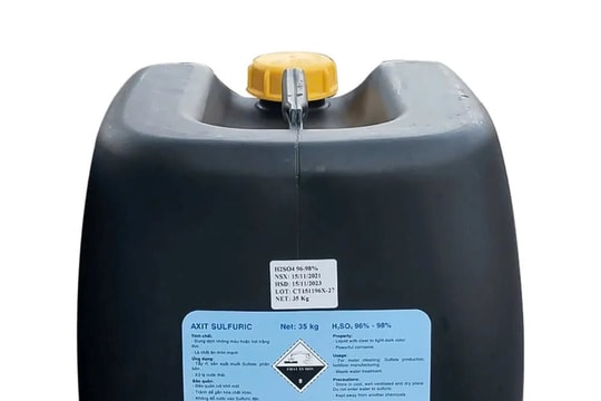 Đắk Lắk: Khoảng 100 can axít nguy hiểm bị lũ cuốn trôi ở xã Sơn Thành