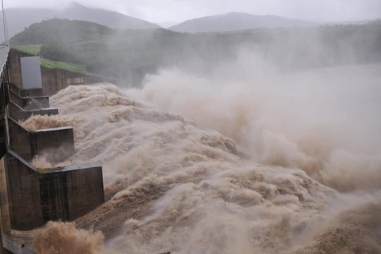 Thủy điện Sông Ba Hạ giảm xả lũ nhưng hạ du vẫn ngập sâu