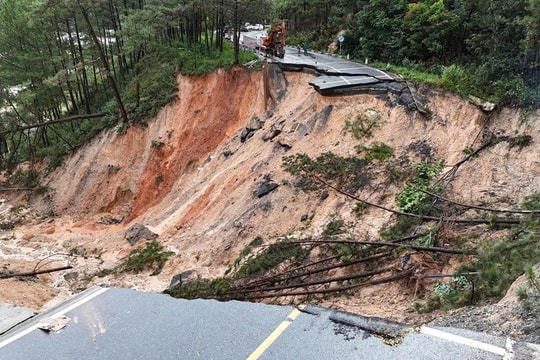 Lâm Đồng ban bố tình trạng khẩn cấp sau vụ sạt lở lớn trên đèo Mimosa