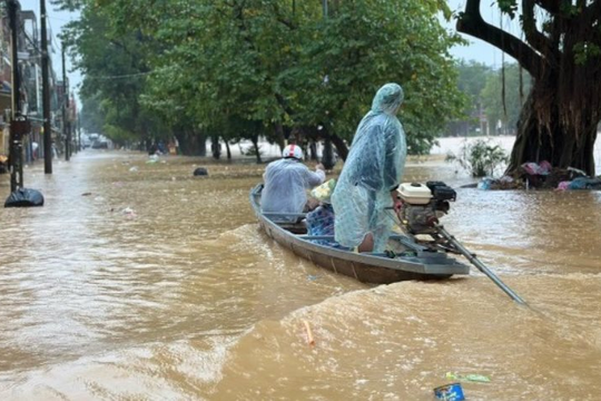 Mưa lũ vượt kỷ lục, nhiều tỉnh Miền Trung - Tây Nguyên ngập sâu