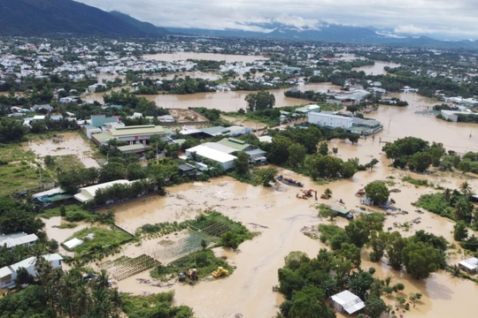 Lũ vượt kỷ lục 39 năm, Khánh Hòa điều động lực lượng ứng cứu người dân