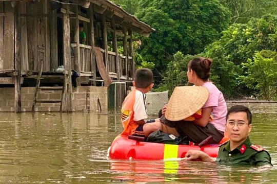 Phó Thủ tướng Hồ Quốc Dũng yêu cầu huy động tổng lực cứu dân vùng ngập sâu