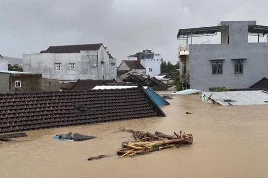 Phó Thủ tướng Thường trực thăm hỏi người dân vùng rốn lũ tỉnh Đắk Lắk