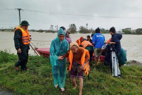 Gia Lai hỗ trợ gạo, kinh phí trong 3 tháng cho các hộ có nhà bị ngập