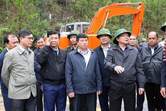 Phó Thủ tướng Hồ Quốc Dũng kiểm tra vị trí sạt lở ở đèo Prenn và đèo Mimosa