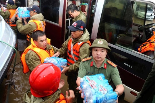 Hỗ trợ khẩn cấp 1.100 tỷ đồng cho 4 tỉnh bị thiệt hại do mưa lũ