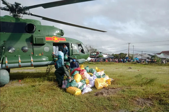 Máy bay vận chuyển 1,5 tấn hàng cứu trợ người dân bị cô lập do mưa lũ tại Đắk Lắk