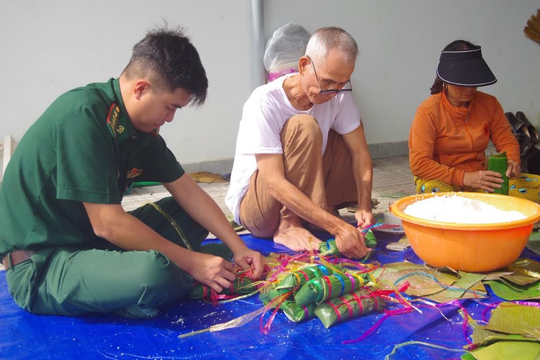 BĐBP TP. Hồ Chí Minh gói bánh tét ủng hộ đồng bào vùng lũ