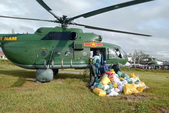 Gần 45.000 cán bộ, chiến sĩ và 6 máy bay được huy động cứu trợ vùng lũ Nam Trung Bộ