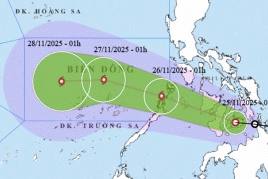 Áp thấp nhiệt đới sắp vào Biển Đông, có khả năng mạnh lên thành bão