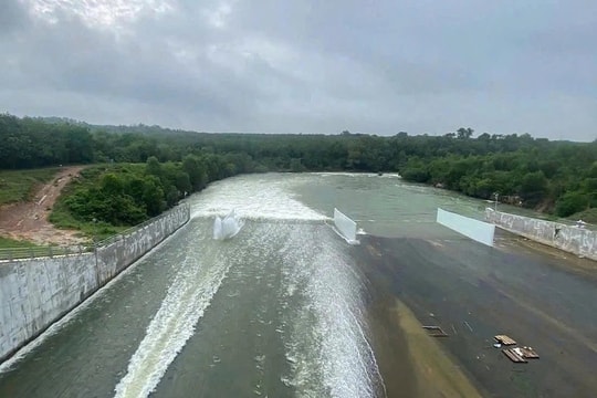 Hồ Dầu Tiếng điều tiết xả lũ chủ động ứng phó mưa bão và triều cường