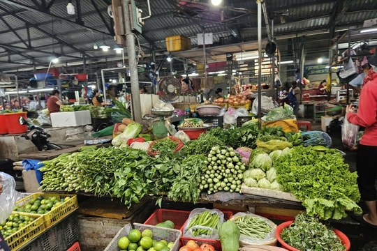 TP.HCM tăng cường dự trữ hàng thiết yếu, ngăn chặn tăng giá rau củ sau mưa lũ