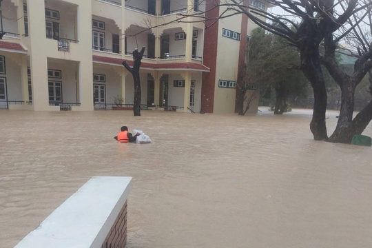 Hạ tầng giao thông Nam Trung Bộ - Tây Nguyên oằn mình trước mưa lũ lịch sử