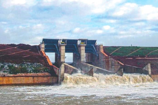 Sáng nay, cả 3 hồ chứa nước ở TP. HCM cùng xả lũ