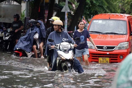 Cảnh báo TP.HCM nguy cơ xuất hiện mưa dông, lốc sét và gió giật mạnh