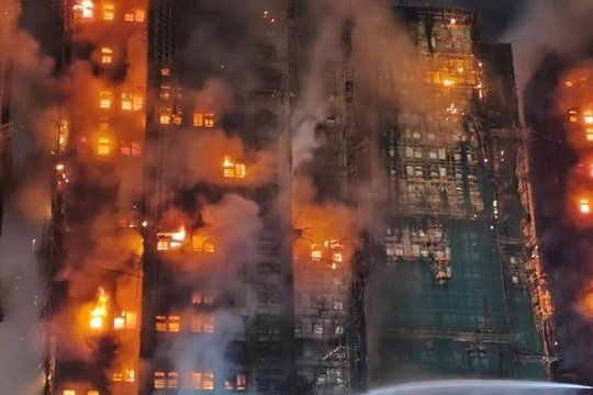 Vụ cháy chung cư ở Hong Kong: Lộ dấu hiệu bất thường khiến hỏa hoạn bùng phát dữ dội