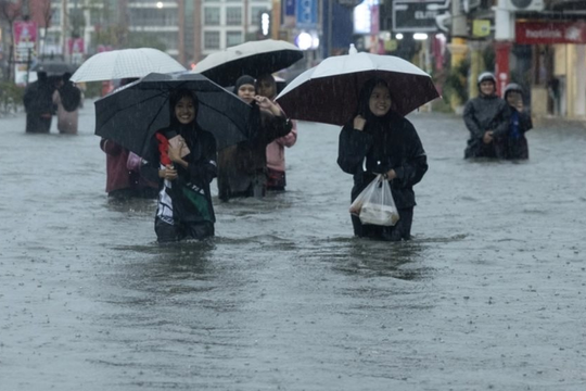 Mưa lớn gây thảm họa tại Đông Nam Á: Hàng chục người chết, nhiều khu vực chìm trong biển nước