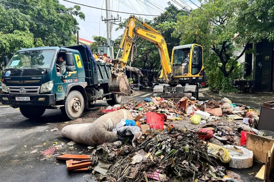 Huy động 500 công nhân, làm xuyên đêm xử lý 15.000 tấn rác thải sau trận lũ lịch sử
