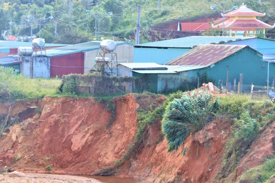 Sạt lở nghiêm trọng, Quảng Ngãi công bố tình huống khẩn cấp về thiên tai