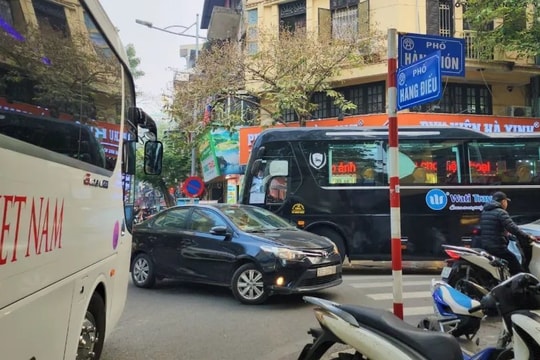 Hà Nội chính thức duy trì lệnh cấm ô tô trên 16 chỗ vào phố cổ giờ cao điểm