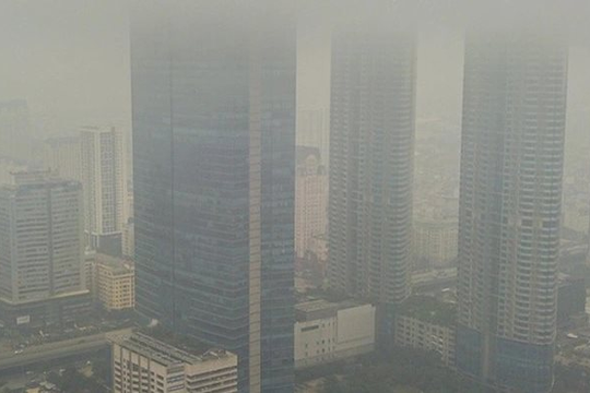 Sương mù dày đặc bao phủ Hà Nội, chất lượng không khí xuống mức xấu đến rất xấu