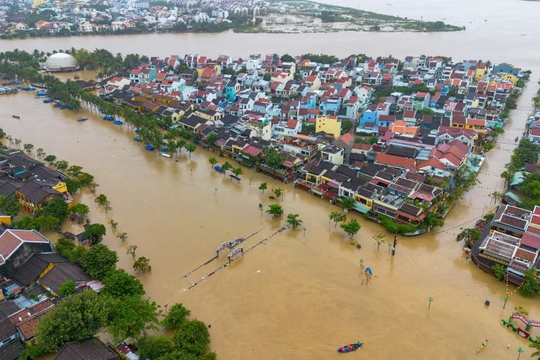 Hàng loạt kỷ lục mưa lũ trong tháng 11 tại nhiều tỉnh miền Trung