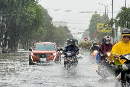 Miền Trung mưa lớn diện rộng do hoàn lưu bão số 15