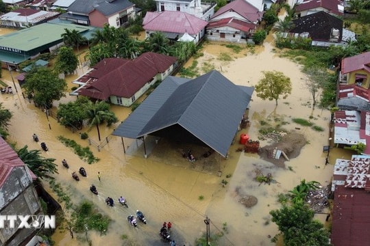 Lũ lụt tại châu Á: Nhiều khu vực vẫn bị cô lập, hàng trăm người mất tích