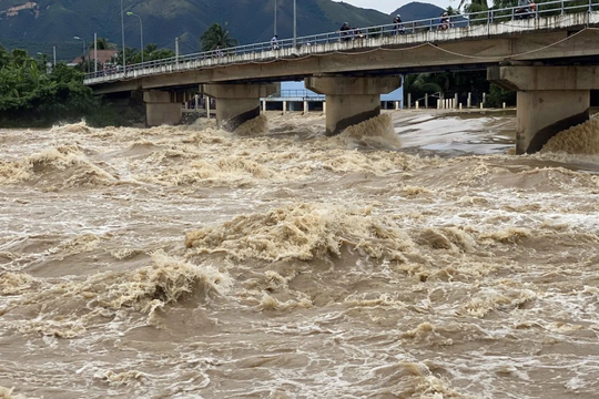 Khánh Hòa: Lũ trên sông đang lên, cảnh báo lũ quét, ngập lụt tại 36 xã phường