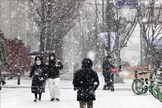 Hàn Quốc nâng cảnh báo thiên tai do đợt tuyết dày đầu mùa tràn xuống Seoul