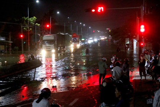 Lâm Đồng: Nhiều khu vực ngập sâu, quốc lộ 1A tạm gián đoạn lưu thông