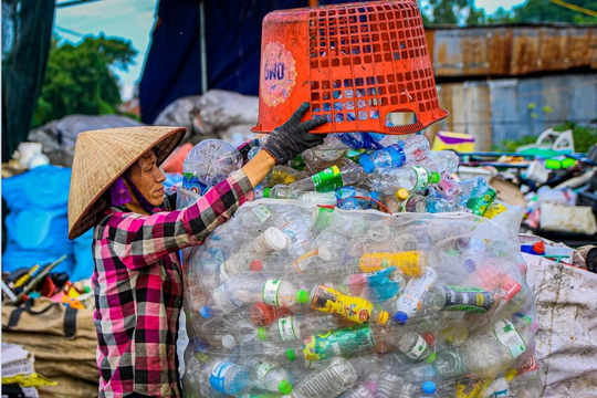 Hà Nội tăng tốc phân loại rác, siết quản lý rác thải nhựa