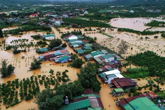 Miền Trung mưa kỷ lục, từng địa phương cần kịch bản ứng phó biến đổi khí hậu riêng