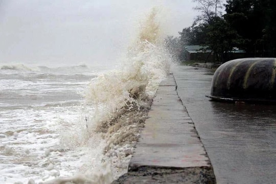 Vùng áp thấp hiếm gặp ở Nam Biển Đông suy yếu