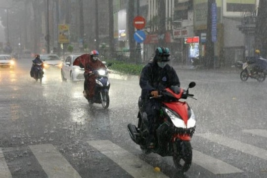 Mưa lớn diện rộng ở Huế và duyên hải Nam Trung Bộ