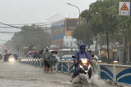 Mưa lớn diện rộng ở Nam Bộ và Trung Bộ, nhiều nơi vượt 130 mm trong đêm
