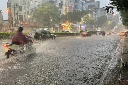 Dự báo thời tiết Hà Nội ngày 13/12/2025: Có mưa to và dông, có khả năng xảy ra lốc