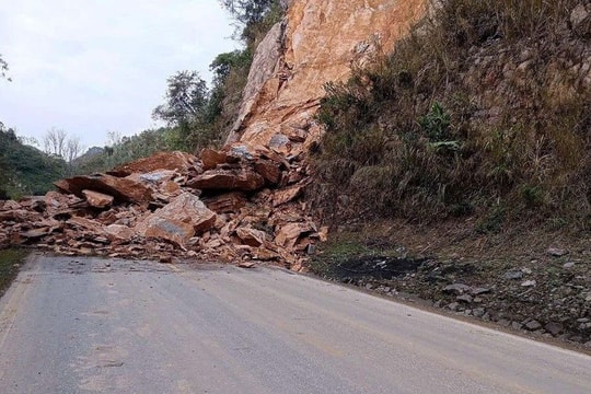 Sạt lở đất tại Phú Thọ khiến 3 người bị vùi lấp, nguy cơ tiếp diễn do mưa lớn